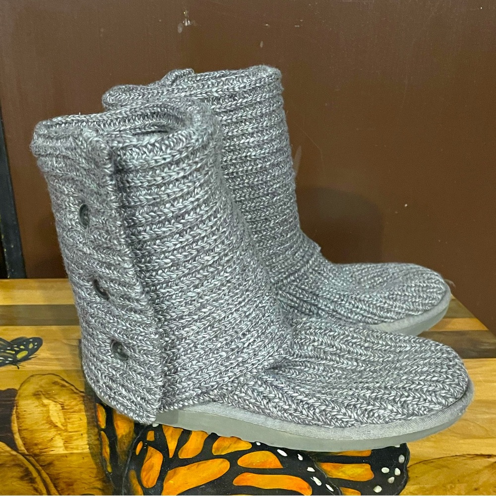 Classic Knit Cardi 3 Side Button Ugg Boots Women’s US size 7